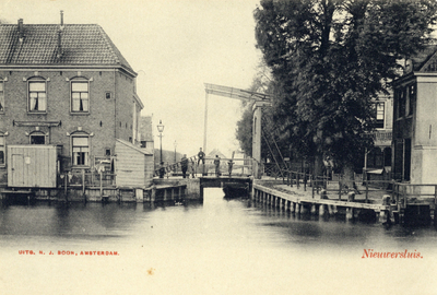 13807 Gezicht op de Vecht en de ophaalbrug over de Nieuwe Wetering in de Rijksstraatweg te Nieuwersluis (gemeente ...